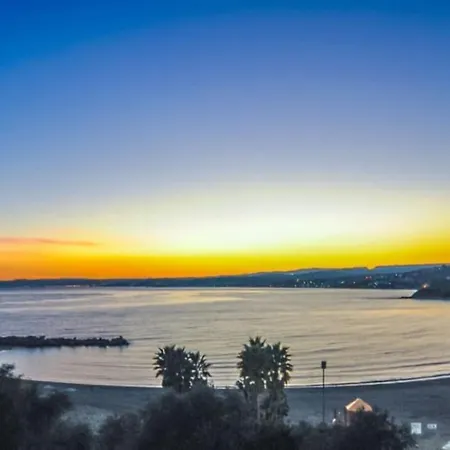 Gorgeous Views Close To Marina! Apartment